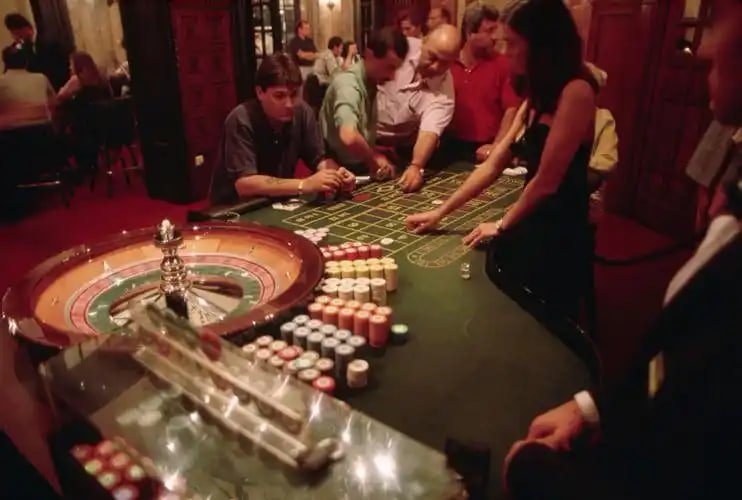 Filipino bettor checking live sports odds on id88 using a smartphone
